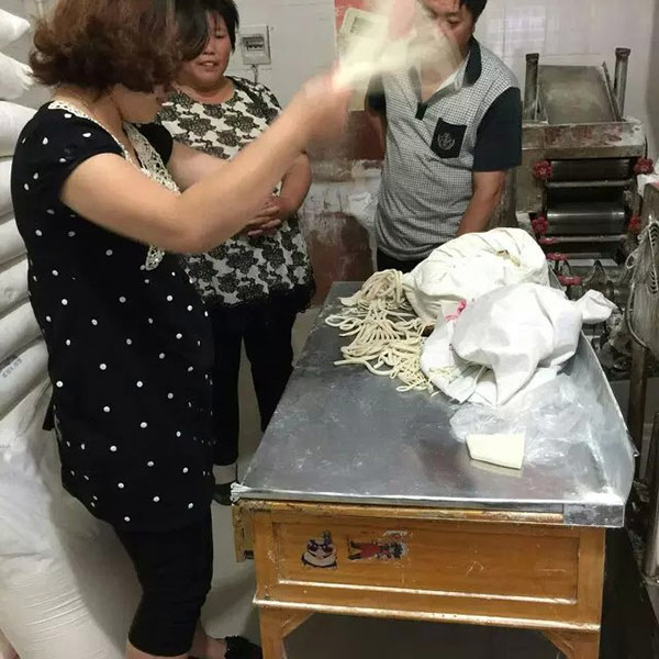 工作人員正在甩面，展示一品鮮面食的勁道程度