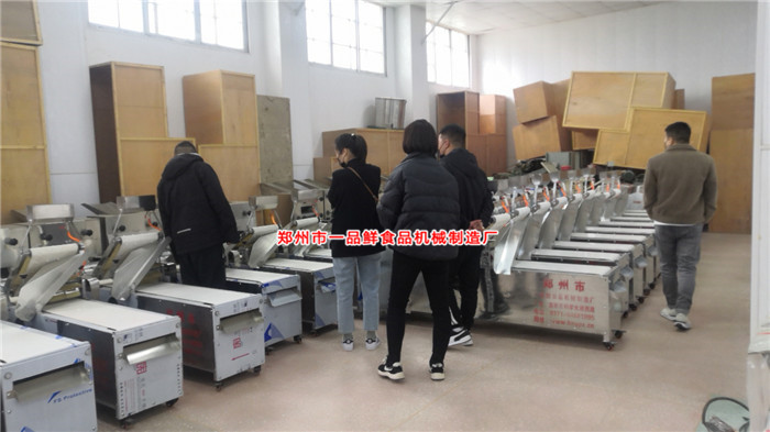 雙輥單刀燴面機試機中