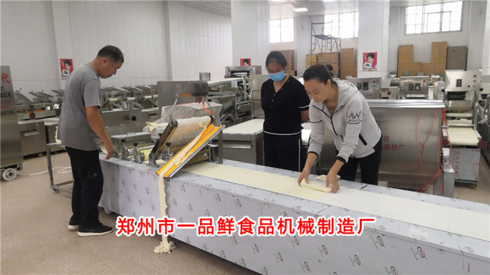 燴面坯正在生產中