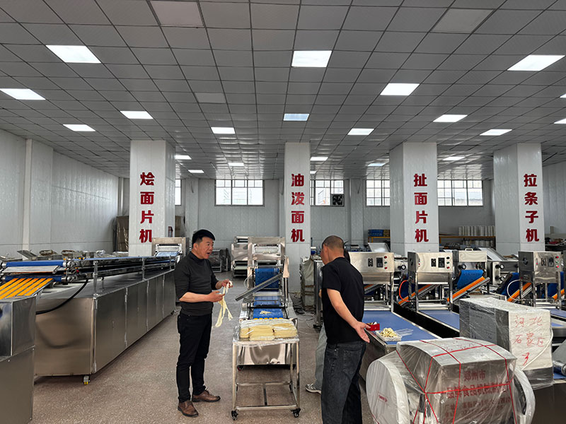 河南客戶考察燴面機設備